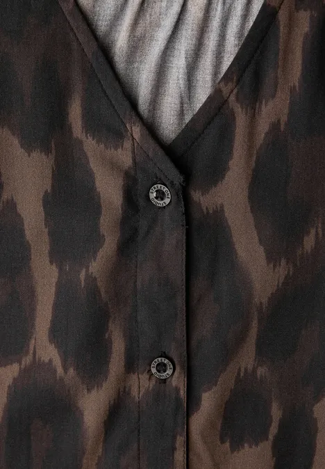 Leicht taillierte Bluse mit braunem Animal-Print, V-Ausschnitt und zwei Knöpfen.